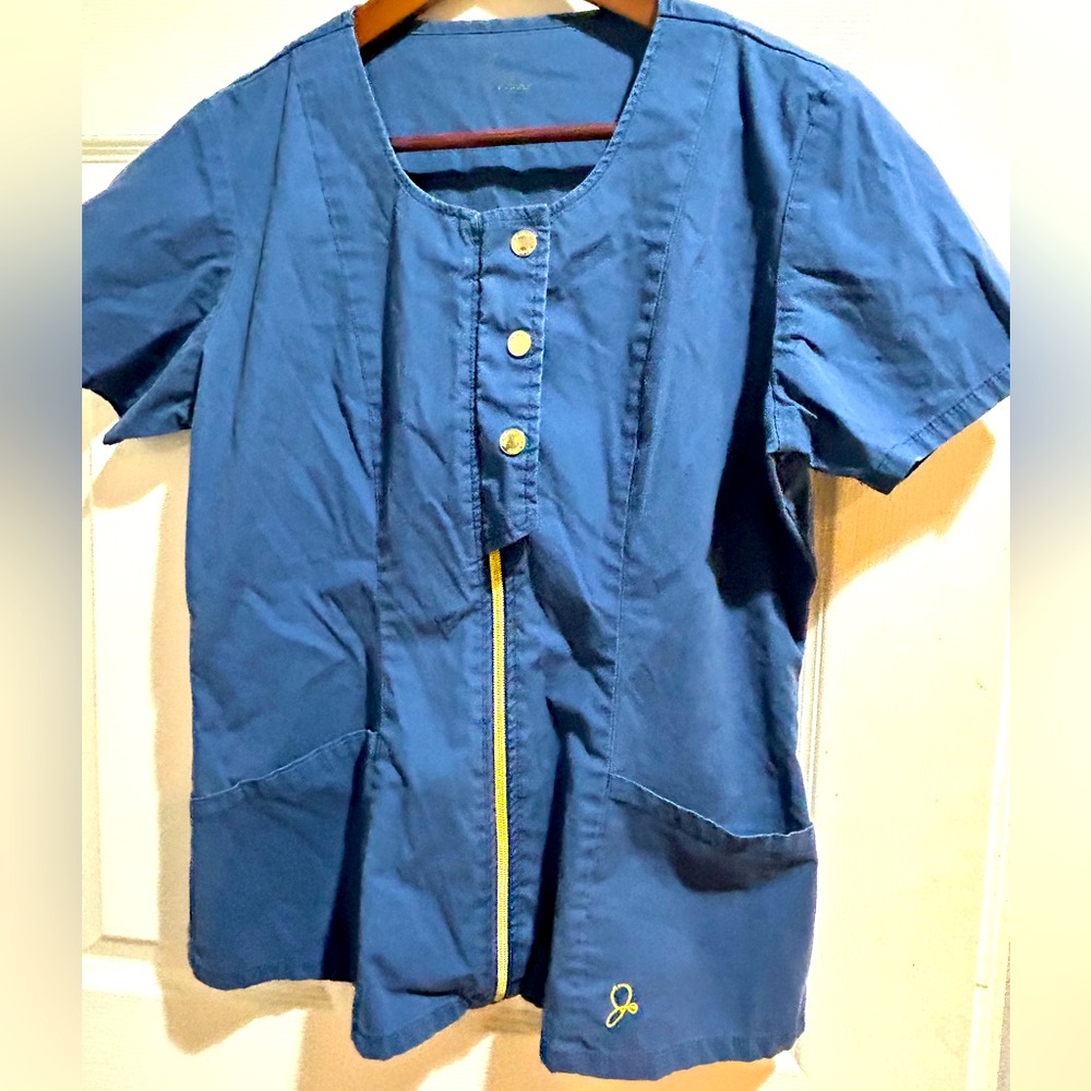 Jaanuu M scrub top gold details